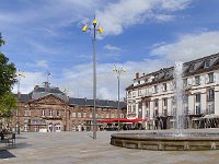 La façade principale et la fontaine ...